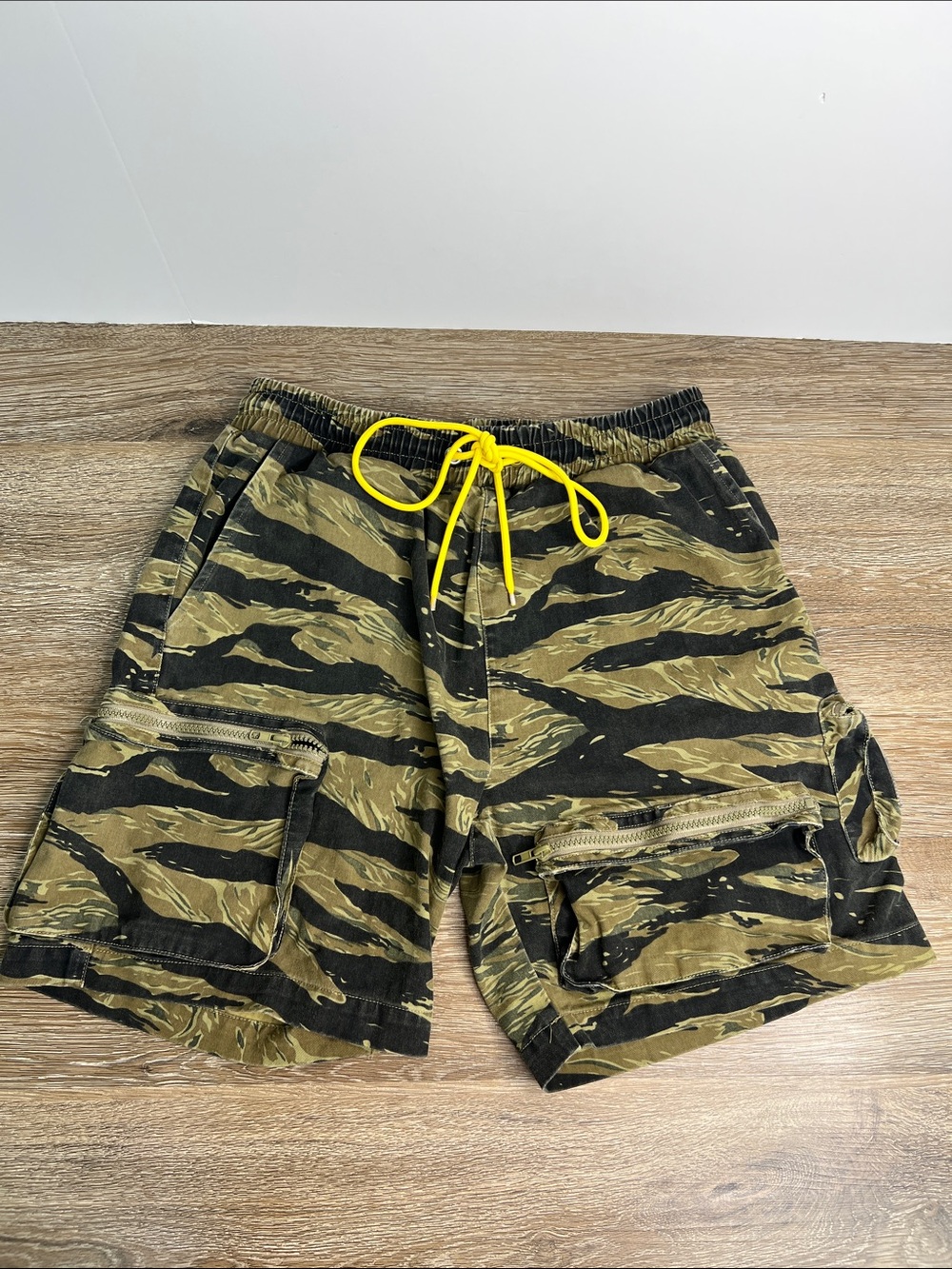 Ouftur Tiger Camo Cargo Shorts Men’s Small Streetwear Utility Shorts